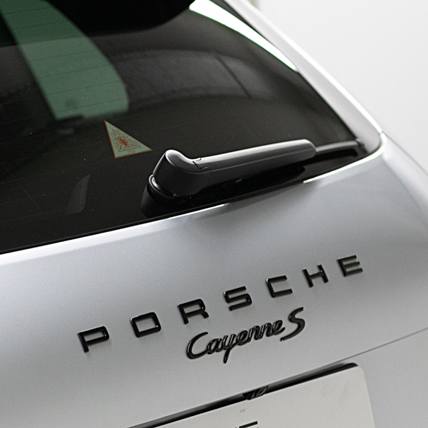 Embleem hoogglans zwart 'Porsche Cayenne S'