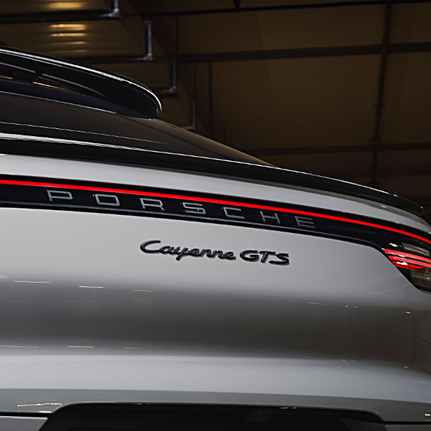 Porsche Embleem hoogglans zwart 'Cayenne GTS'